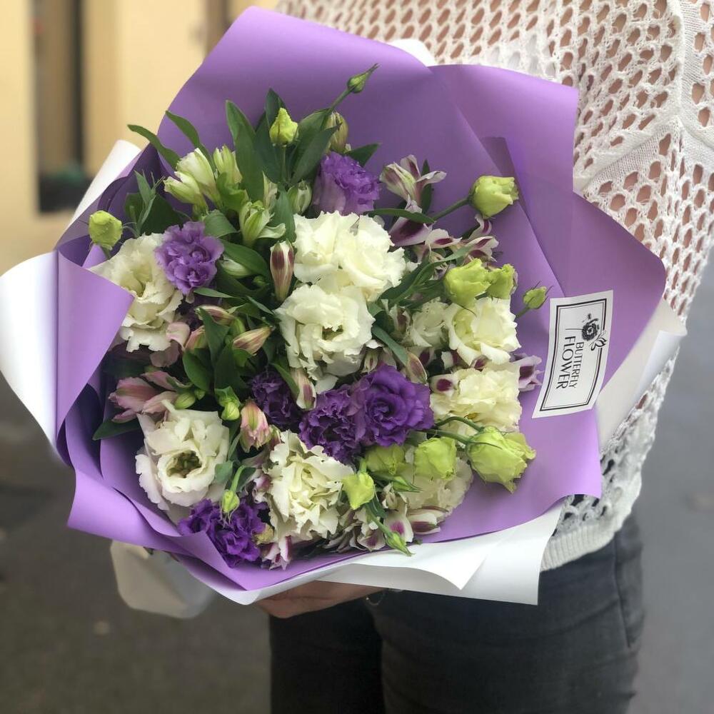 Букет из эустомы и альстромерии в стильной упаковке 