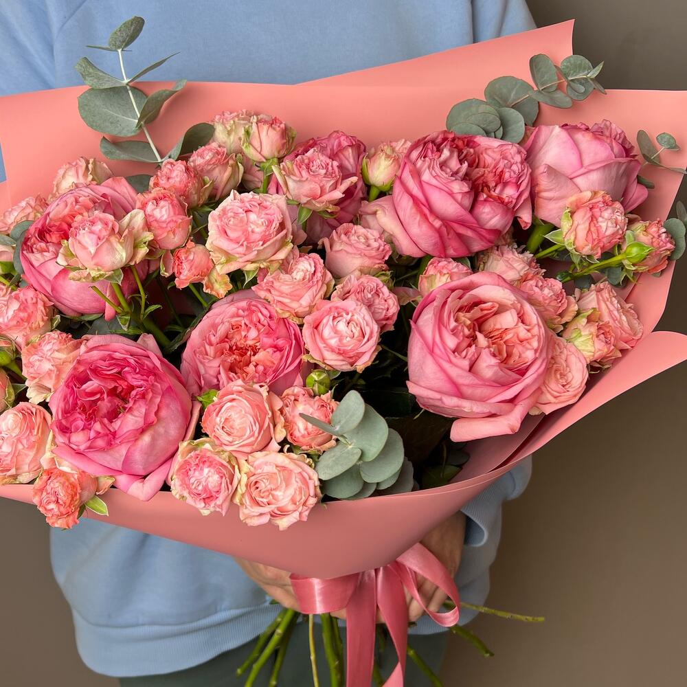 Пион роза с кустовой розой и эвкалипт Пион роза с кустовой розой и эвкалипт