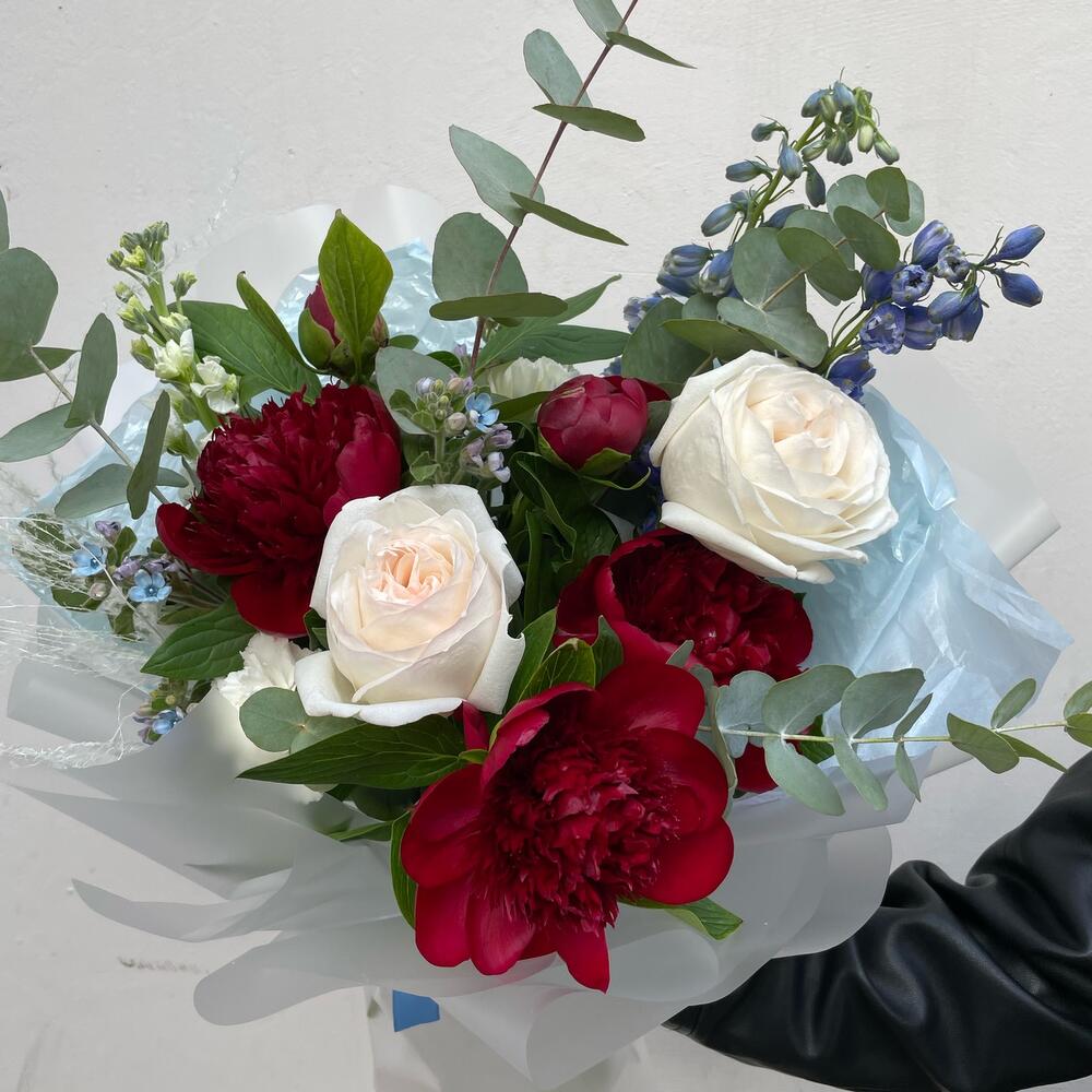 Пионы с пионовидной розой Пионы с пионовидной розой