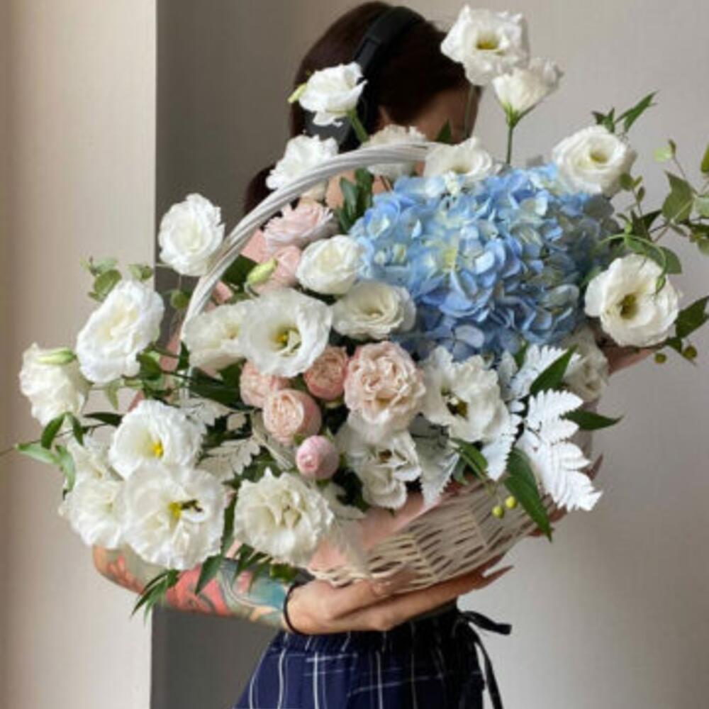 Цветочная композиция в корзине